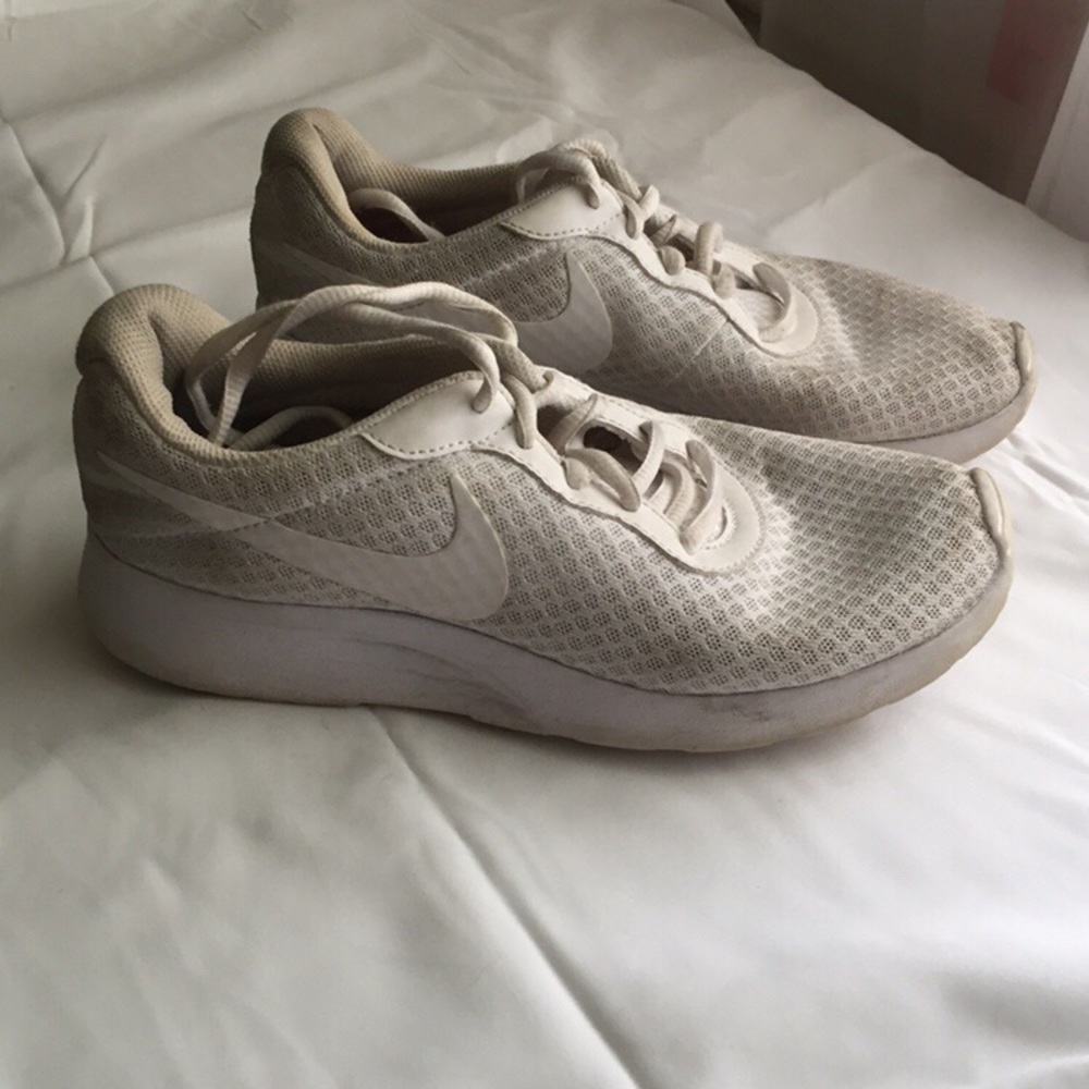 White Nike Flyknit low-top Sneakers 👟